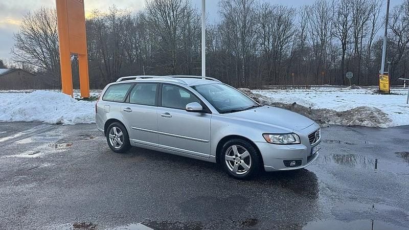 Ljusgrå Begagnad 2012 Volvo V50 Momentum Kombi | 39 800 kr (Bra pris) - Bild 1/4