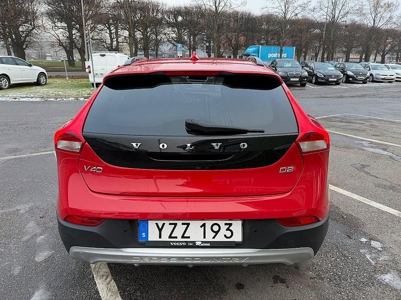 Begagnad Volvo V40 Momentum 120 HK (88 kW) 2017 Röd Halvkombi