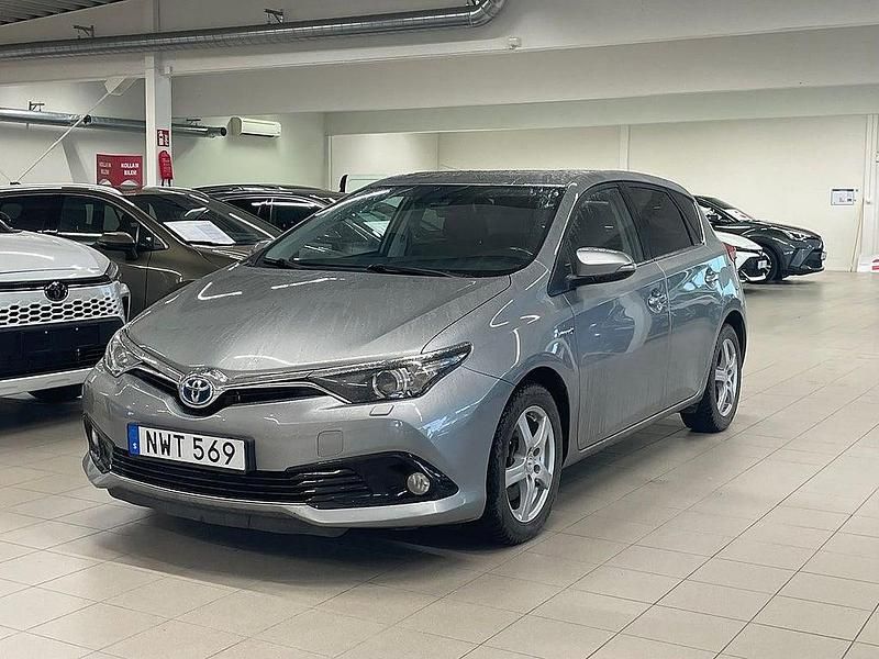Grå Begagnad 2017 Toyota Auris Hybrid Edition Halvkombi | 169 900 kr (Marknadspris) - Bild 1/4
