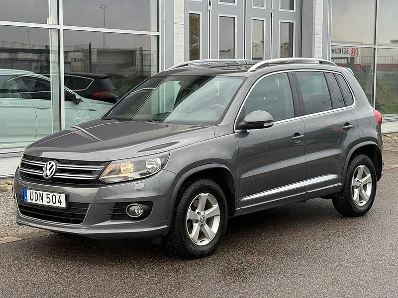 Mörkgrå Begagnad 2014 VW Tiguan Sportline SUV | 118 900 kr (Marknadspris) - Bild 1/4