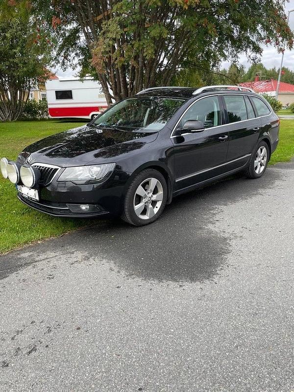 Svart Begagnad 2015 Skoda Superb Kombi | 99 000 kr (Superpris) - Bild 1/4
