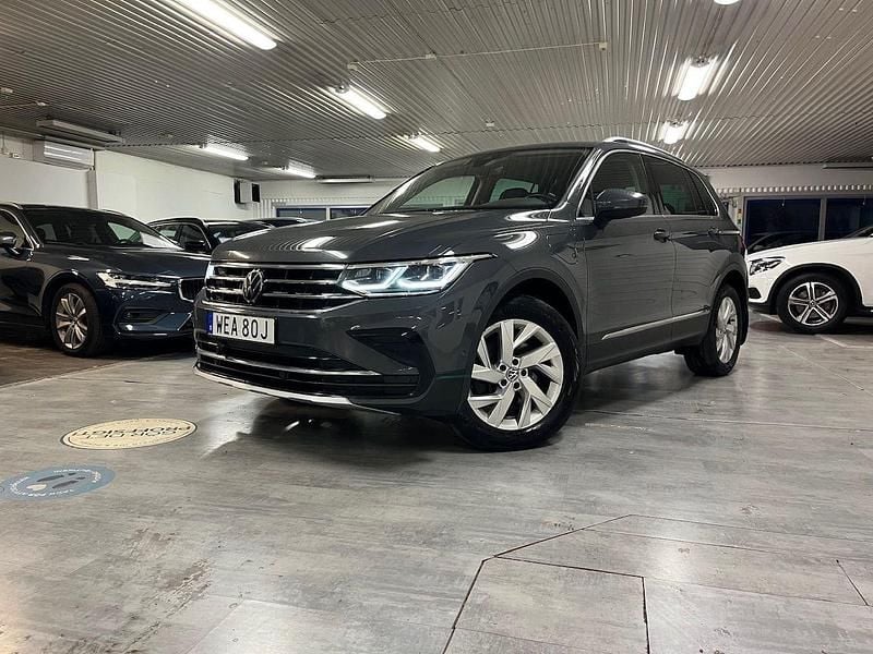Grå Begagnad 2022 VW Tiguan Elegance SUV | 309 900 kr (Superpris) - Bild 1/4