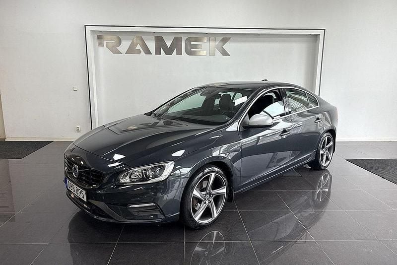Grå Begagnad 2015 Volvo S60 R-Design Sedan | 164 000 kr (Marknadspris) - Bild 1/4