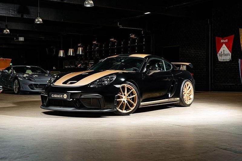 Svart Begagnad 2022 Porsche 718 Cayman GT4 Sportkupé | 1 195 720 kr (Superpris) - Bild 1/4