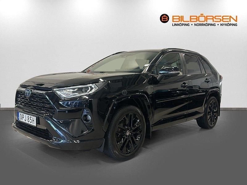 Svart Begagnad 2020 Toyota RAV4 Hybrid SUV | 339 900 kr (Marknadspris) - Bild 1/4