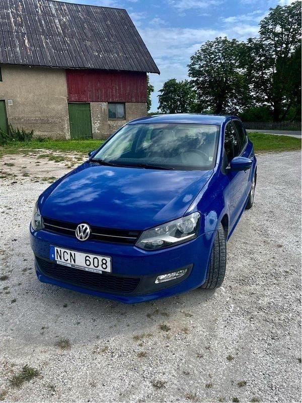 Blå Begagnad 2013 VW Polo Halvkombi | 78 000 kr (Lite dyr) - Bild 1/4