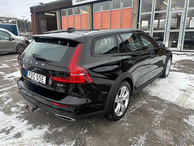 Begagnad Volvo V60 CC Momentum 190 HK (139 kW) 2020 Svart Kombi