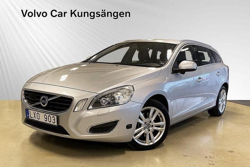 Ljusgrå Begagnad 2011 Volvo V60 Summum Kombi | 139 900 kr - Bild 1/3