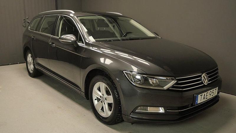 Mörkgrå (grå) Begagnad 2017 VW Passat Kombi | 209 800 kr (Marknadspris) - Bild 1/4