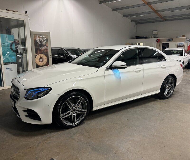 Vit (polarvit) Begagnad 2019 Mercedes E200 AMG Sedan | 359 900 kr (Marknadspris) - Bild 1/4