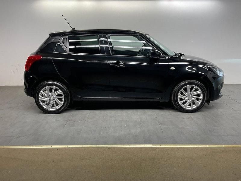 Svart Begagnad 2022 Suzuki Swift Halvkombi | 189 900 kr (Marknadspris) - Bild 1/4