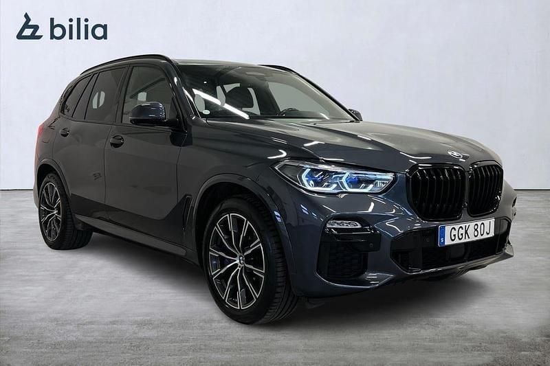 Grå Begagnad 2021 BMW X5 iPerformance SUV | 649 000 kr (Marknadspris) - Bild 1/4
