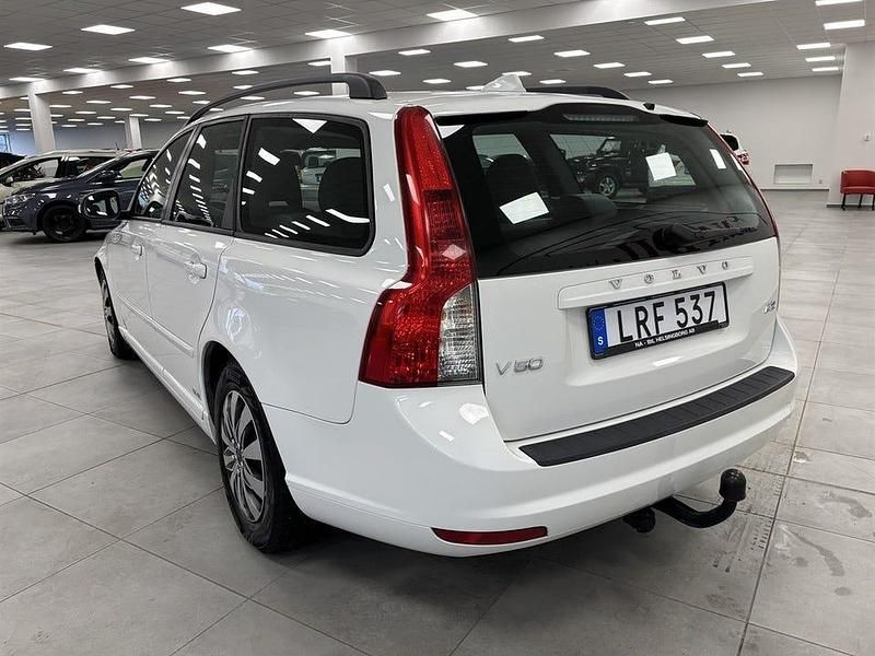 Begagnad Volvo V50 Kinetic 114 HK (83 kW) 2011 Vit Kombi
