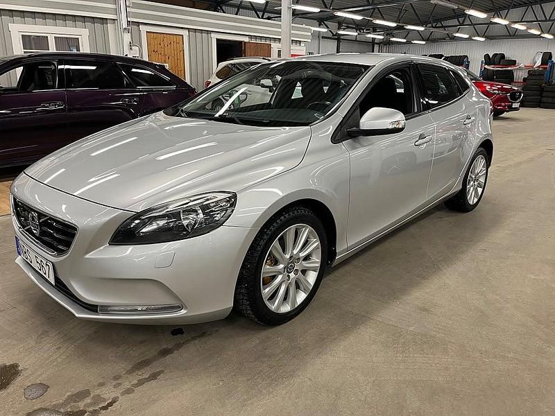 Ljusgrå Begagnad 2012 Volvo V40 Halvkombi | 89 900 kr (Lite dyr) - Bild 1/4