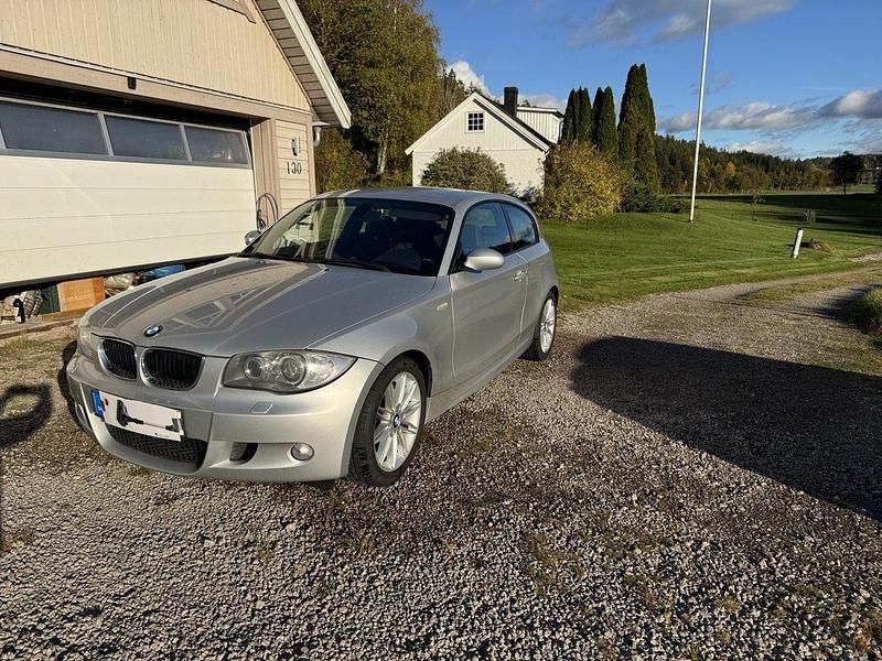 Grå Begagnad 2009 BMW 120 Advantage Halvkombi | 95 000 kr (Marknadspris) - Bild 1/4