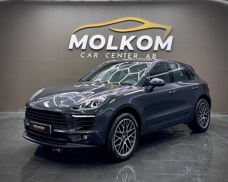 Grå Begagnad 2018 Porsche Macan SUV | 379 900 kr (Marknadspris) - Bild 1/4
