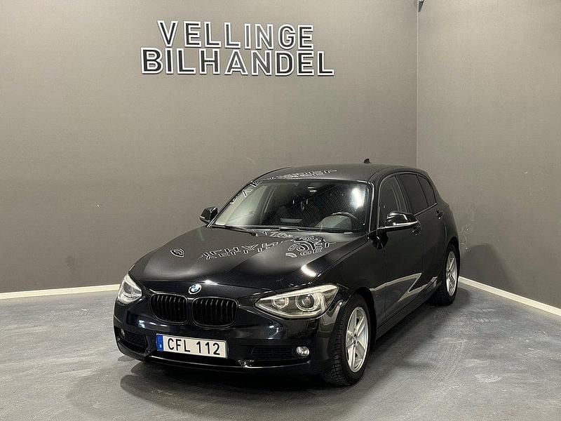 Svart Begagnad 2011 BMW 116 Halvkombi | 119 900 kr (Dyr) - Bild 1/4
