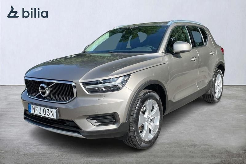 Grå Begagnad 2022 Volvo XC40 Momentum SUV | 319 900 kr (Marknadspris) - Bild 1/3