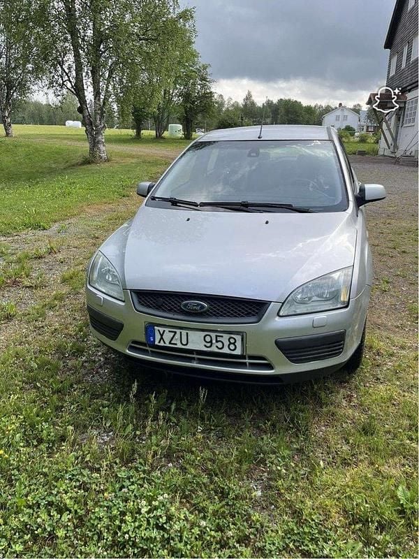 Silver Begagnad 2007 Ford Focus Kombi | 25 000 kr (Marknadspris) - Bild 1/4