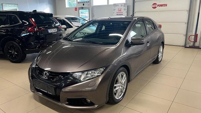Grå Begagnad 2012 Honda Civic Sport Halvkombi | 94 900 kr (Lite dyr) - Bild 1/4