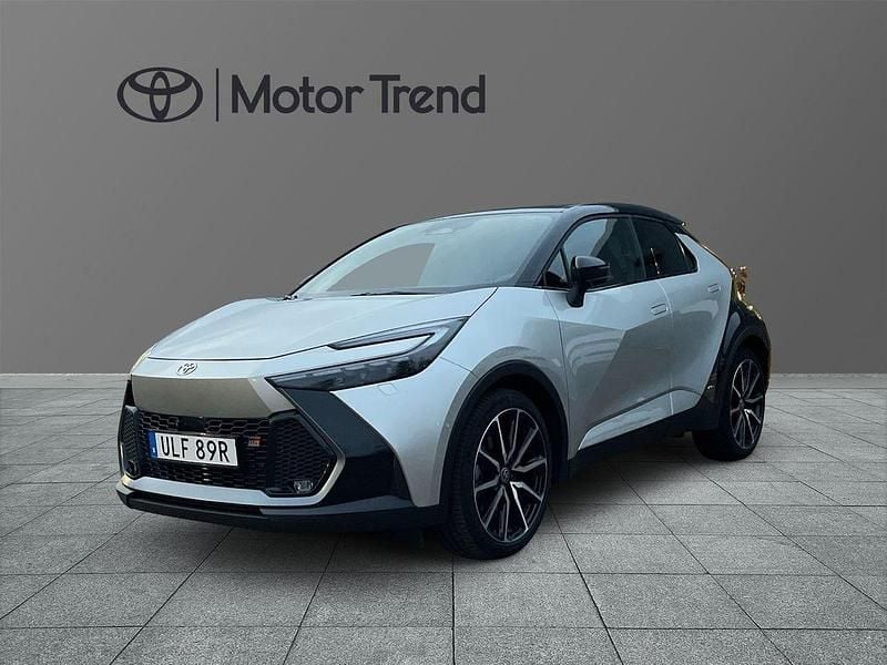 Silver Begagnad 2023 Toyota C-HR+ Sport SUV | 404 900 kr (Marknadspris) - Bild 1/3