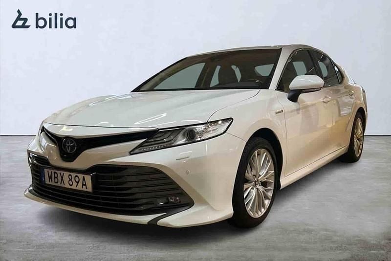 Vit Begagnad 2020 Toyota Camry Hybrid Sedan | 259 900 kr (Marknadspris) - Bild 1/1