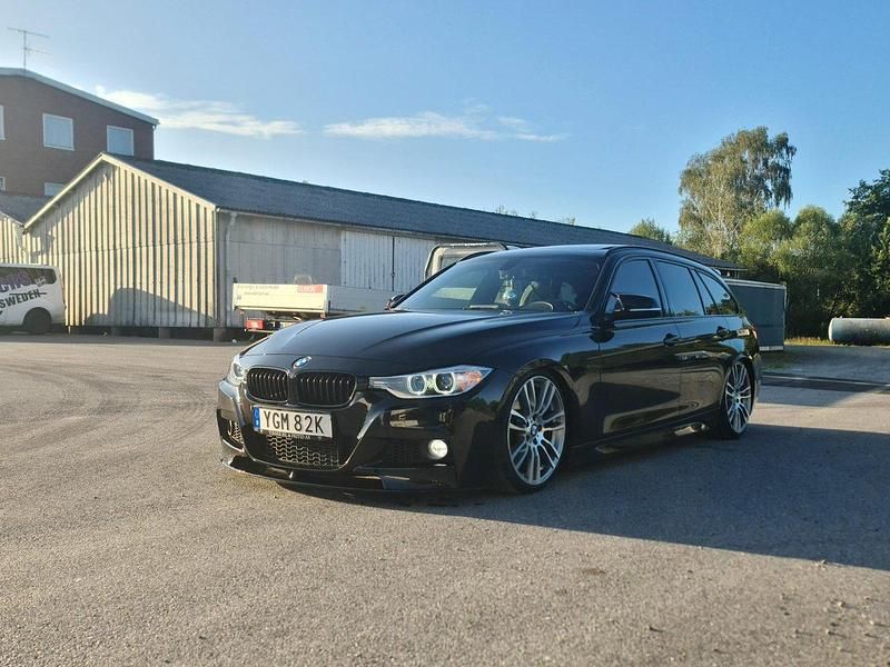 Svart Begagnad 2013 BMW 320 M Sport Kombi | 130 000 kr - Bild 1/4