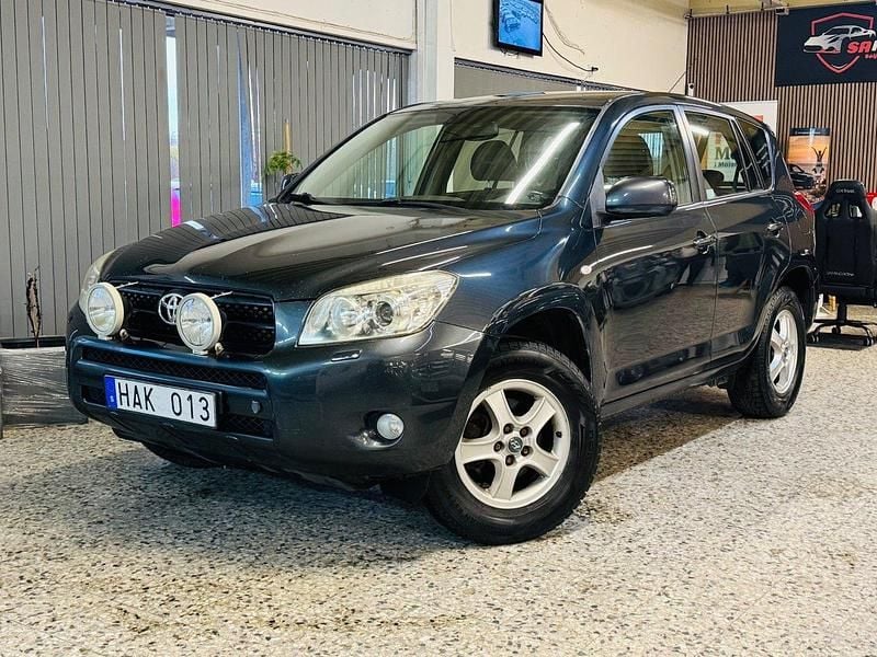 Mörkgrå (grå) Begagnad 2006 Toyota RAV4 SUV | 69 900 kr (Marknadspris) - Bild 1/4