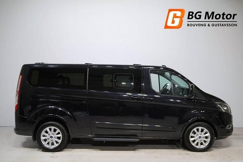 Begagnad Ford Tourneo Custom 170 HK (125 kW) 2023 Svart Van