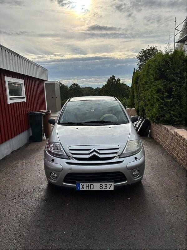 Silver Begagnad 2006 Citroën C3 Halvkombi | 16 000 kr (Marknadspris) - Bild 1/4