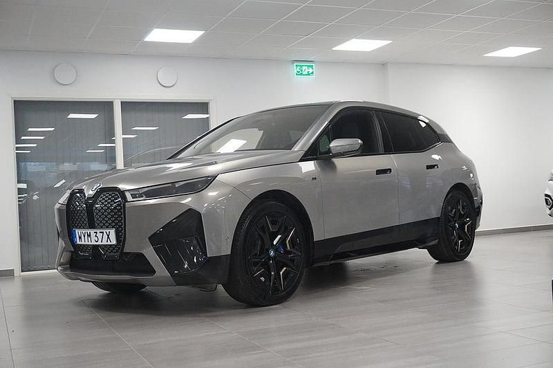 Grå Begagnad 2023 BMW iX Comfort Edition SUV | 719 800 kr (Marknadspris) - Bild 1/4