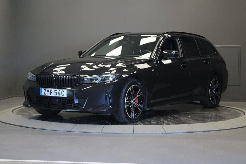 Svart Begagnad 2025 BMW 320 Comfort Edition Kombi | 549 000 kr - Bild 1/4