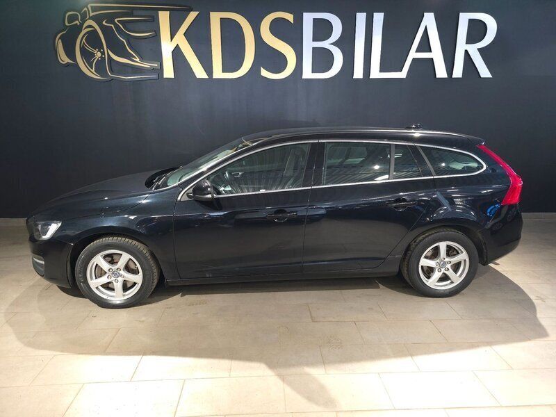 Svart Begagnad 2014 Volvo V60 Momentum Kombi | 159 900 kr (Marknadspris) - Bild 1/4