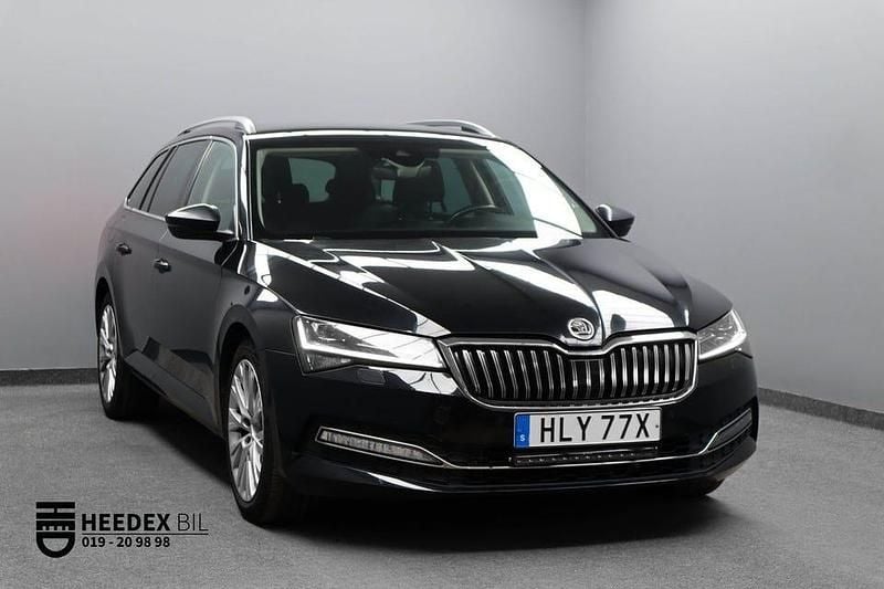 Svart Begagnad 2022 Skoda Superb Business Line Kombi | 189 900 kr - Bild 1/4