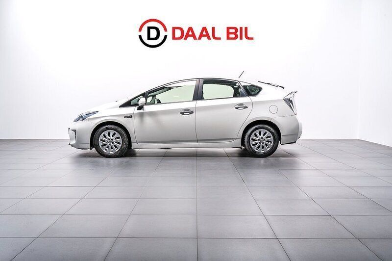 Vit Begagnad 2015 Toyota Prius Plug-in Hybrid Halvkombi | 159 700 kr - Bild 1/4