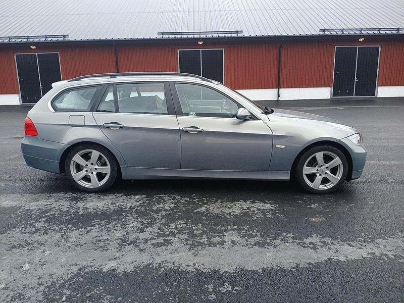 Grå Begagnad 2006 BMW 330 Comfort Edition Kombi | 76 500 kr (Bra pris) - Bild 1/3