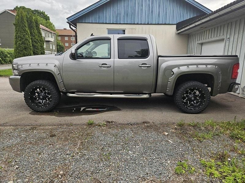 Grå Begagnad 2008 Chevrolet Silverado Sedan | 209 900 kr - Bild 1/4