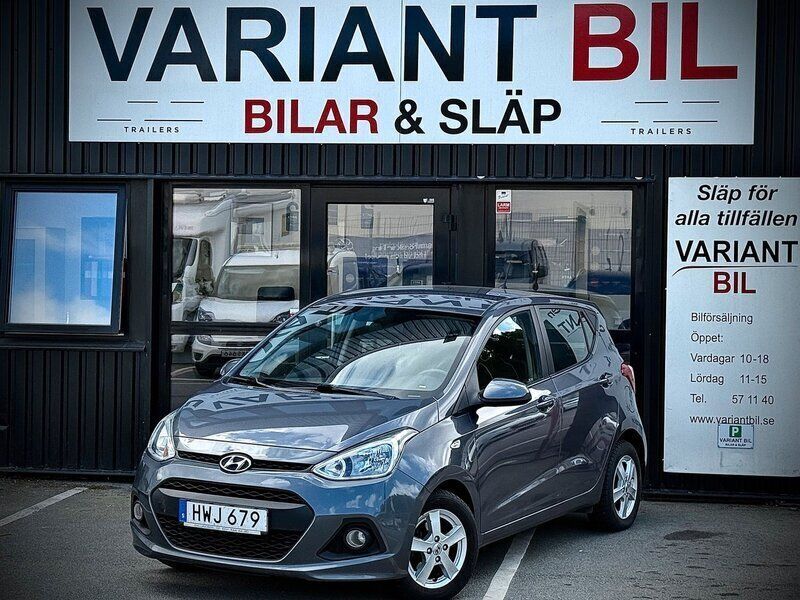 Mörkgrå (grå) Begagnad 2016 Hyundai i10 Comfort Halvkombi | 87 700 kr (Bra pris) - Bild 1/4