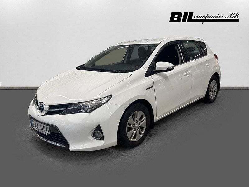 Vit Begagnad 2013 Toyota Auris Hybrid Halvkombi | 99 000 kr (Bra pris) - Bild 1/4