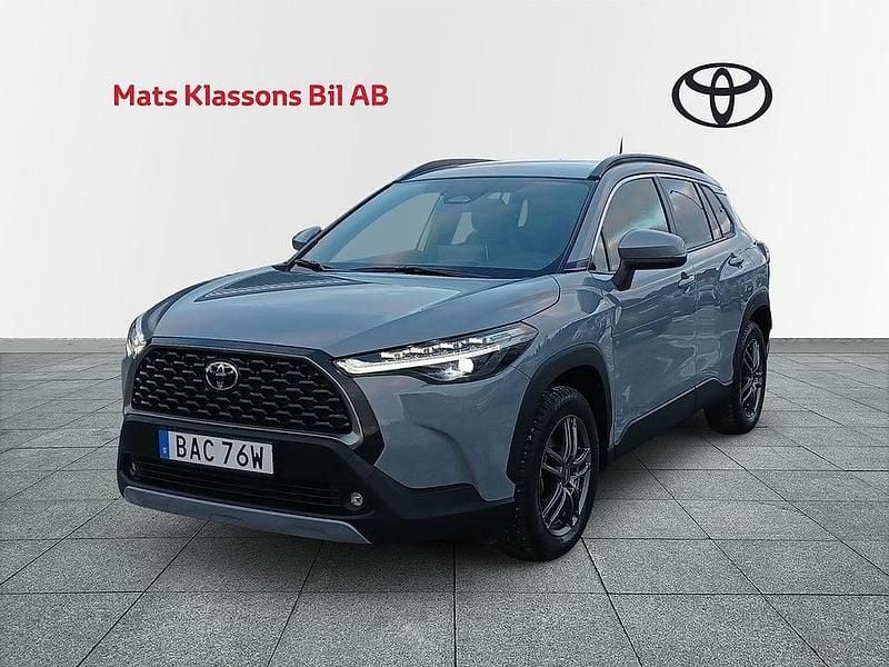 Grå Begagnad 2025 Toyota Corolla Cross Executive SUV | 419 000 kr (Lite dyr) - Bild 1/4