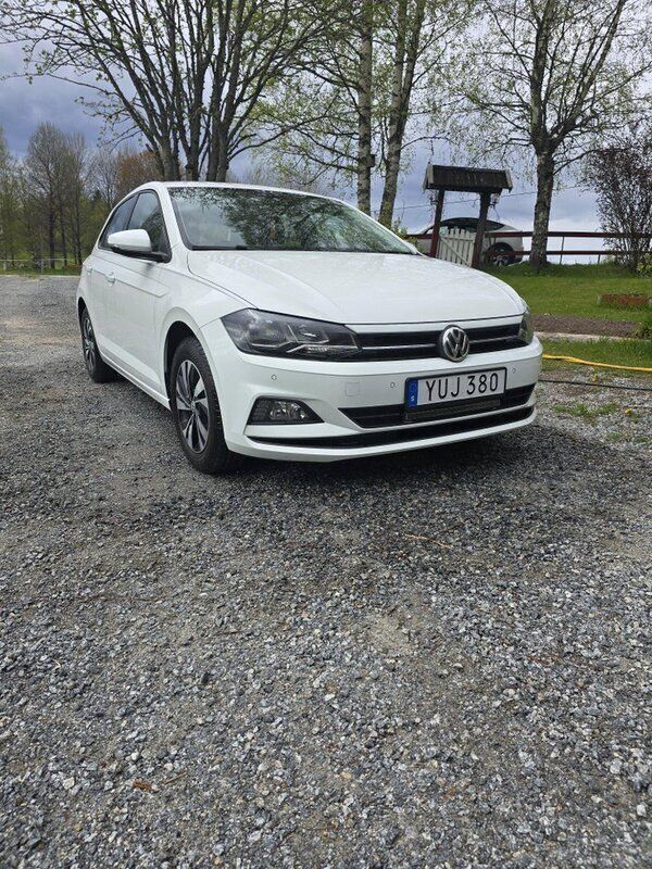 Vit Begagnad 2018 VW Polo Halvkombi | 110 000 kr (Marknadspris) - Bild 1/4