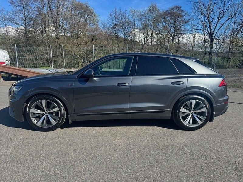Grå Begagnad 2021 Audi Q8 S-Line SUV | 629 000 kr (Bra pris) - Bild 1/4