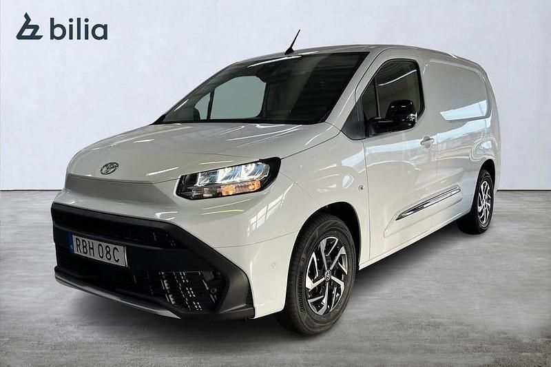 Vit Begagnad 2024 Toyota Proace City City Minibuss | 369 900 kr (Marknadspris) - Bild 1/4
