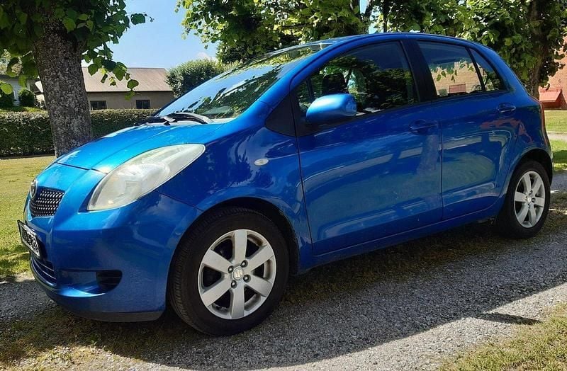 Blå Begagnad 2006 Toyota Yaris Halvkombi | 43 000 kr (Marknadspris) - Bild 1/4