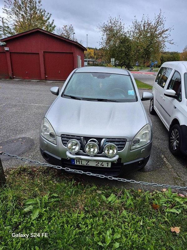 Silver Begagnad 2007 Nissan Qashqai SUV | 56 000 kr (Marknadspris) - Bild 1/4