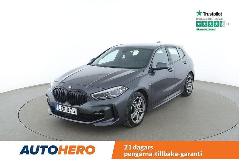 Grå Begagnad 2021 BMW 118 M Sport Halvkombi | 251 000 kr (Marknadspris) - Bild 1/4