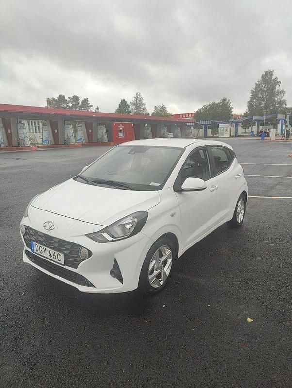 Vit Begagnad 2021 Hyundai i10 Essential Halvkombi | 103 000 kr (Marknadspris) - Bild 1/4