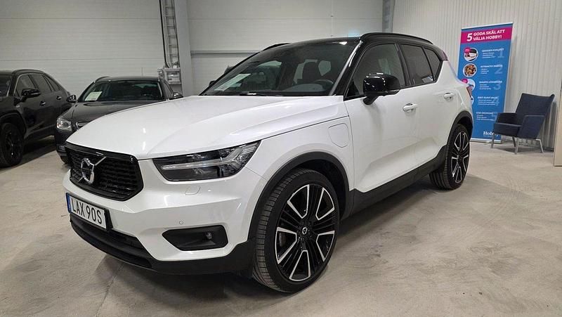 Vit Begagnad 2020 Volvo XC40 R-Design SUV | 399 500 kr (Marknadspris) - Bild 1/4