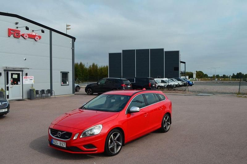 Röd Begagnad 2012 Volvo V60 R-Design Kombi | 109 000 kr (Lite dyr) - Bild 1/4