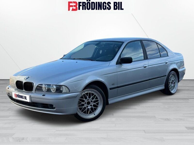 Ljusgrå Begagnad 2002 BMW 520 M Sport Sedan | 44 900 kr (Marknadspris) - Bild 1/4